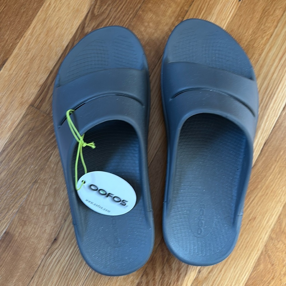 NWT Oofos Slides
